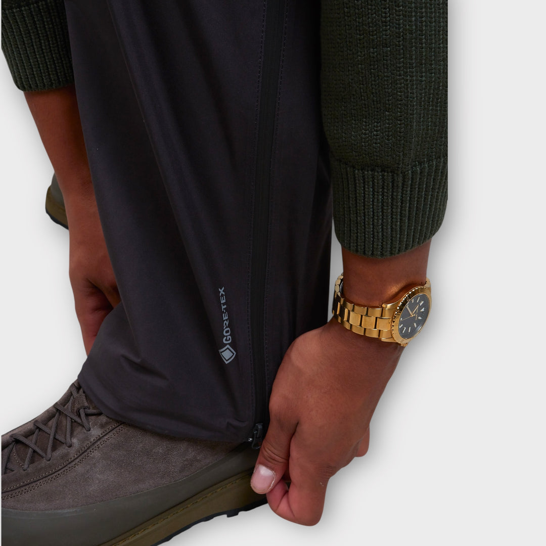 Funktionelle outdoor bukser fra Stone Island i mørkegrå