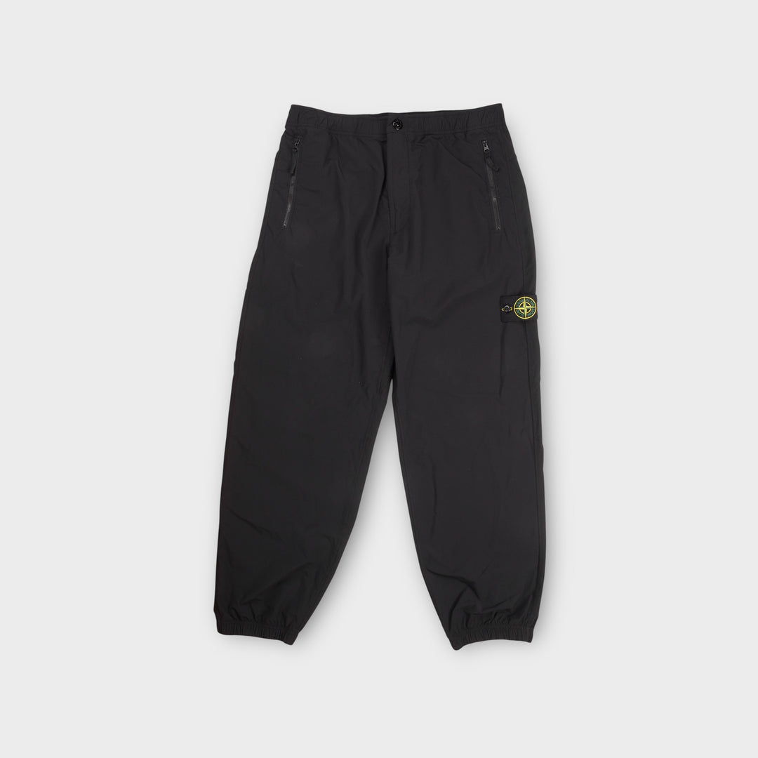 Stone Island Stretch Nylon Pants i sort set forfra med teknisk design.