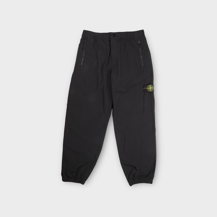 Stone Island Stretch Nylon Pants i sort set forfra med teknisk design.