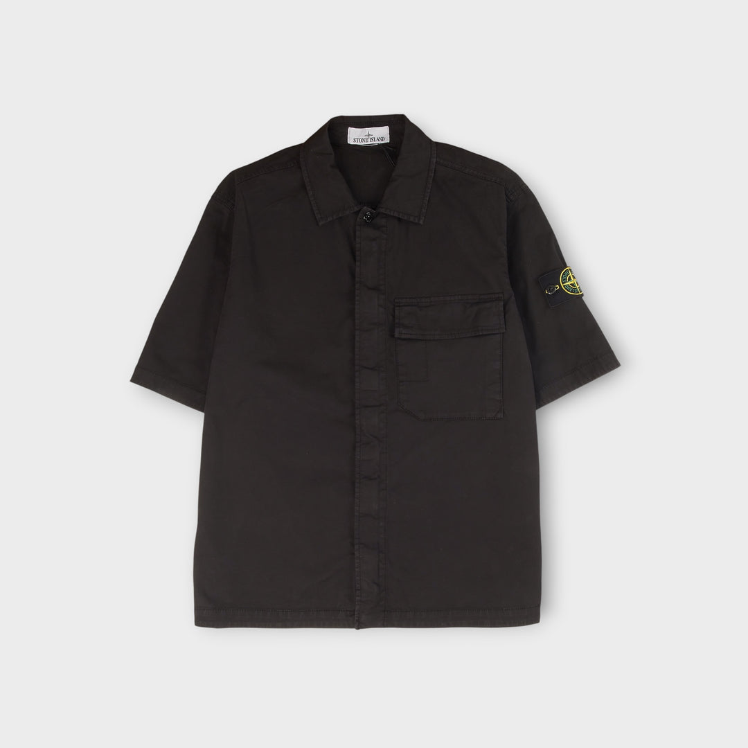 Stone Island kortærmet skjorte i sort i stretch twill med brystlomme og badge