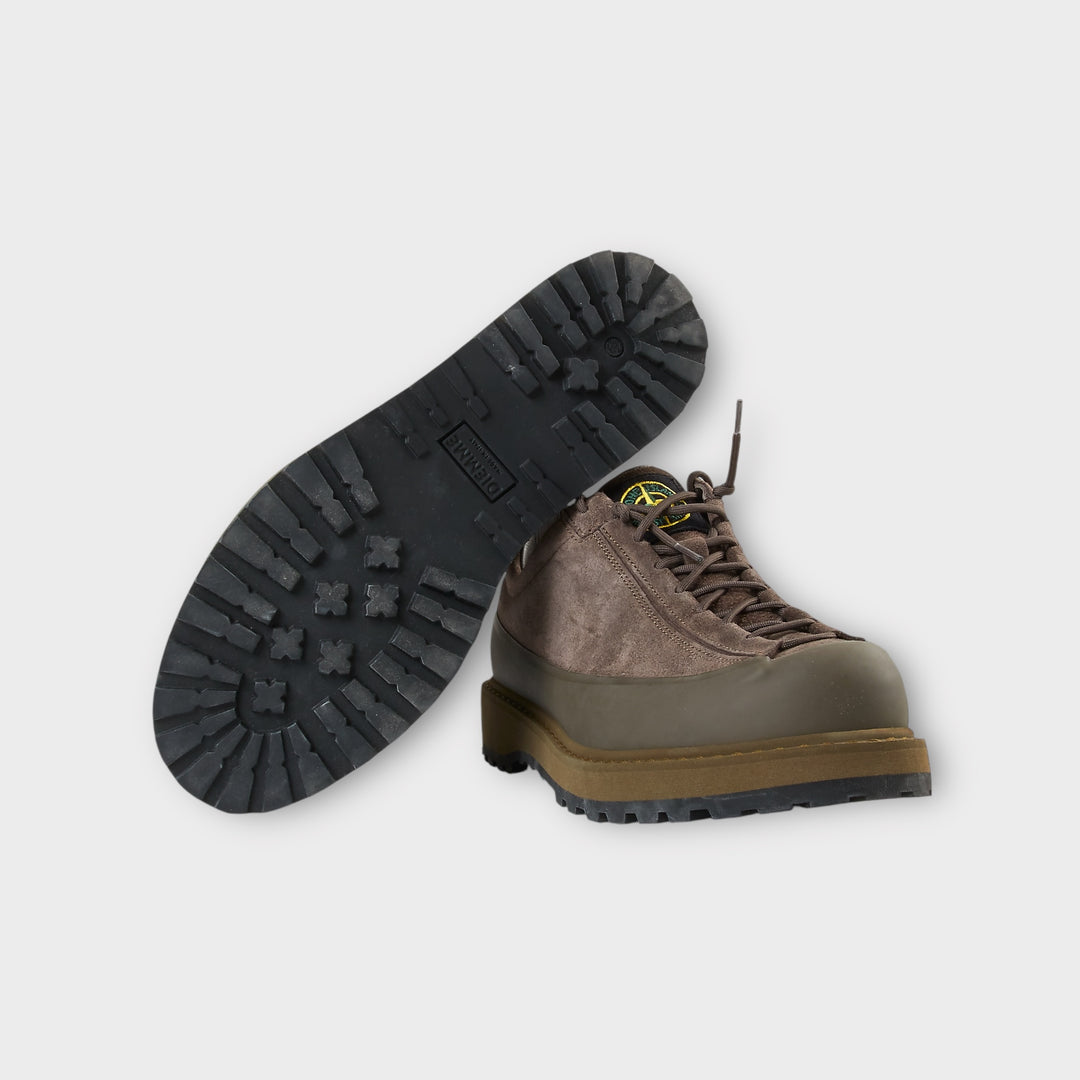 Moderne military green ruskindssneaker fra Stone Island