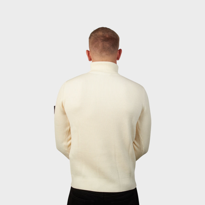 Model iført Stone Island Turtleneck i Off White set bagfra.
