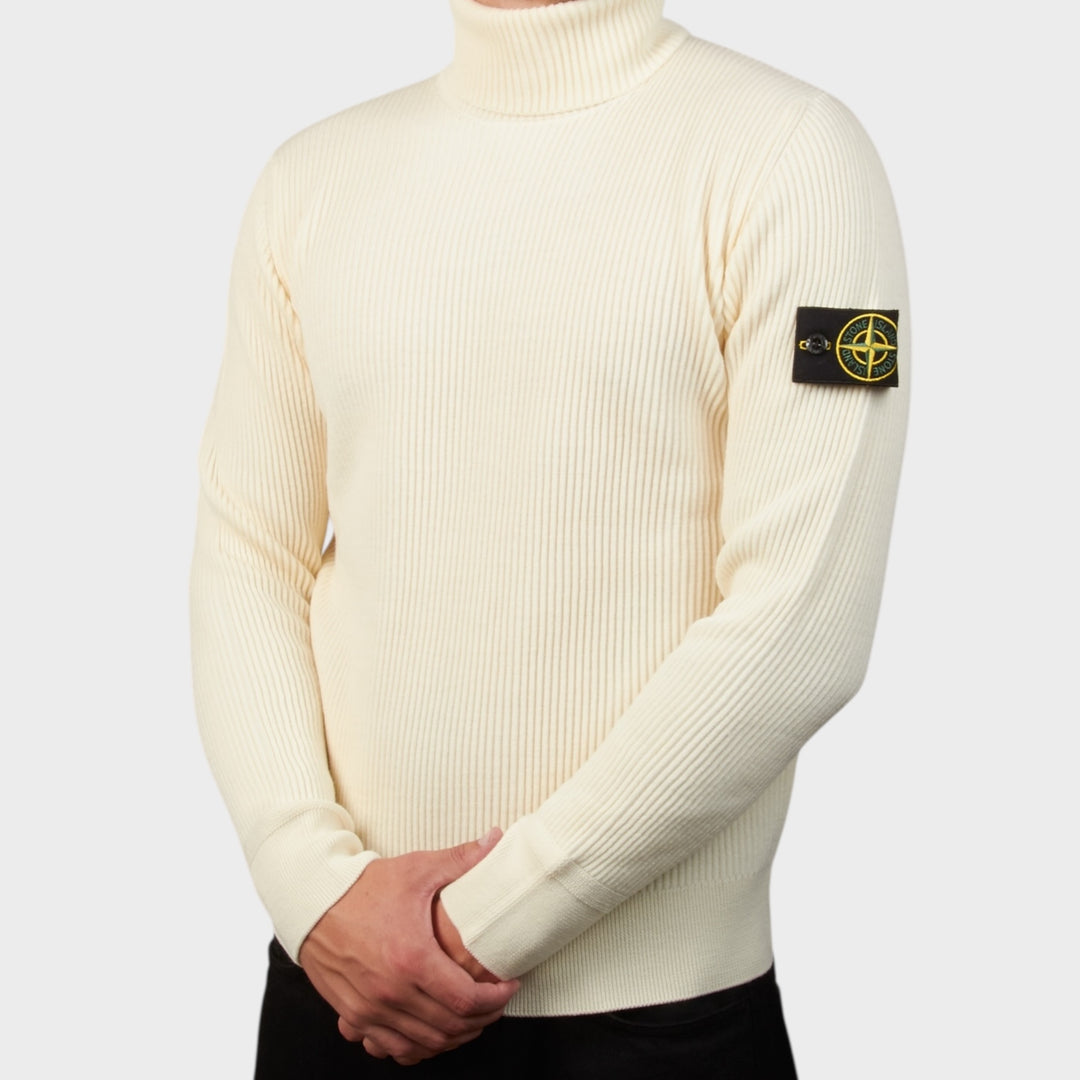 Nærbillede af Stone Island Turtleneck i Off White set forfra på model.