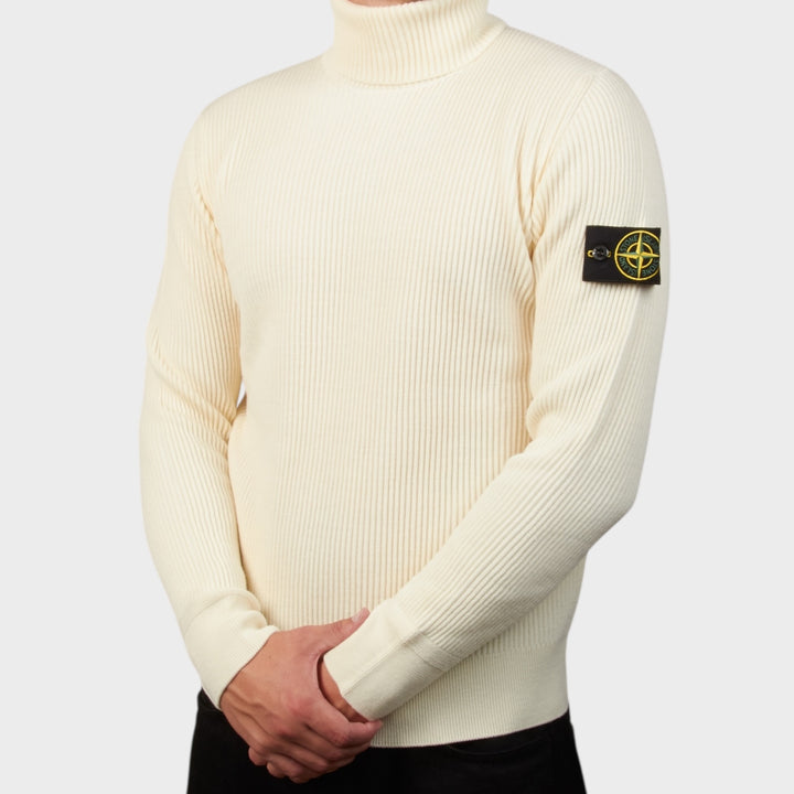 Nærbillede af Stone Island Turtleneck i Off White set forfra på model.