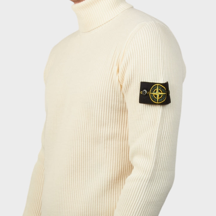 Detaljebillede af Stone Island Turtleneck i Off White set forfra på model med fokus på krave og materiale.