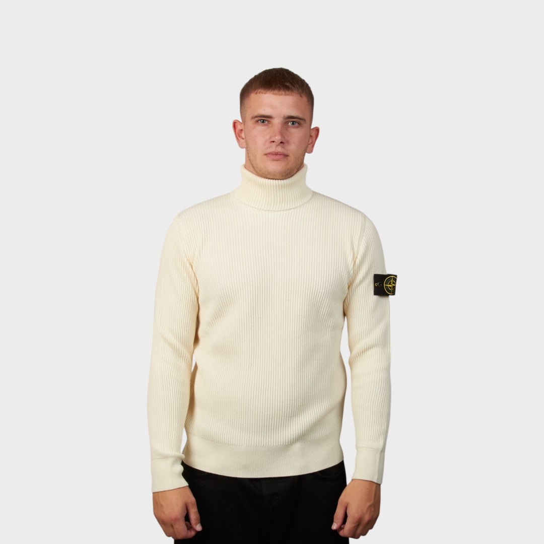 Model iført Stone Island Turtleneck i Off White set forfra.