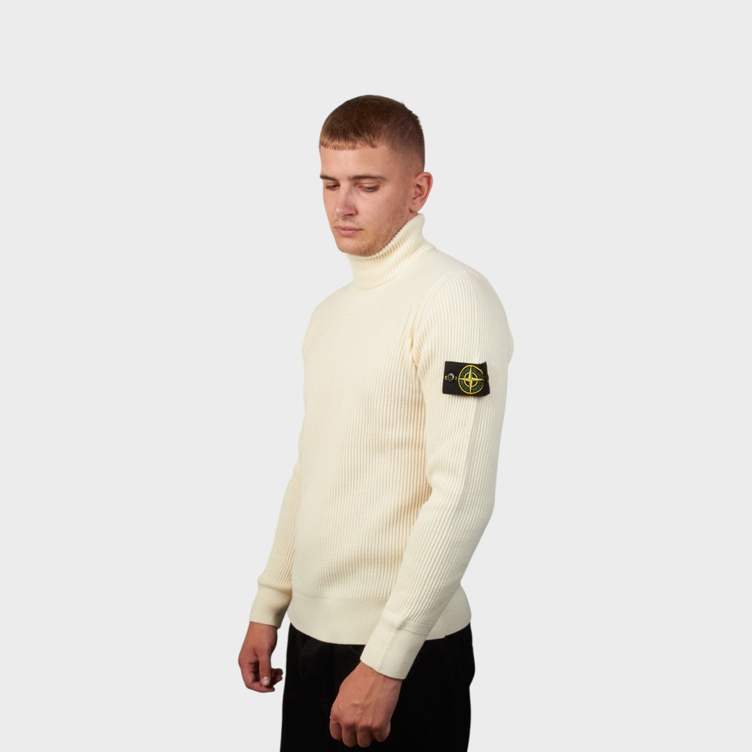 Model iført Stone Island Turtleneck i Off White set fra siden i let vinklet position.