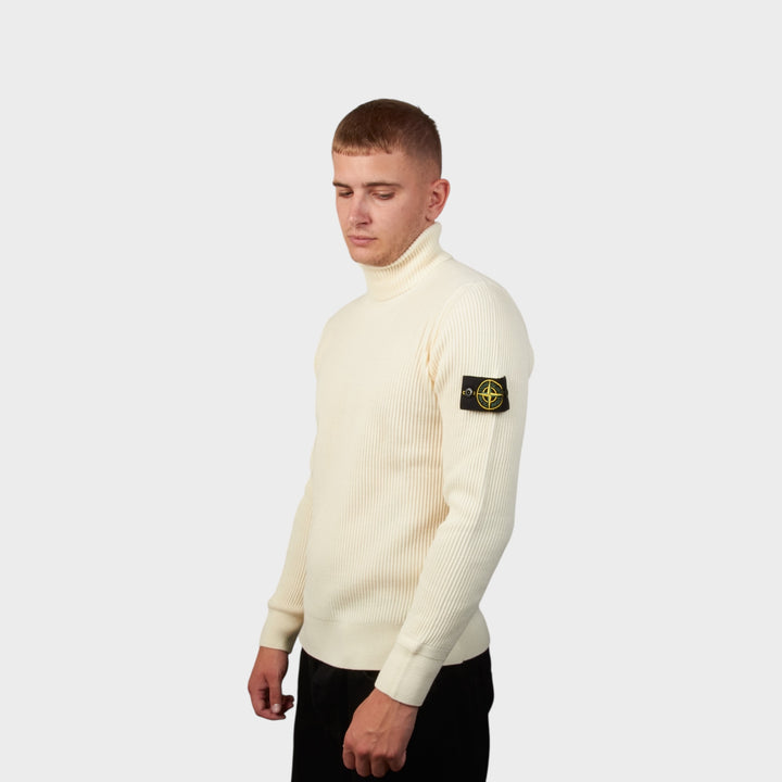Model iført Stone Island Turtleneck i Off White set fra siden i let vinklet position.