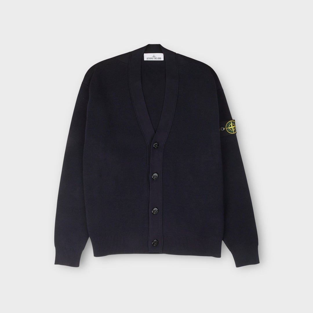 Stone Island V-Neck Cardigan i navy i ribbed organic cotton.