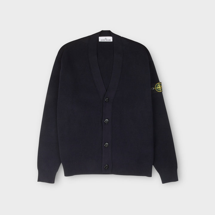 Stone Island V-Neck Cardigan i navy i ribbed organic cotton.