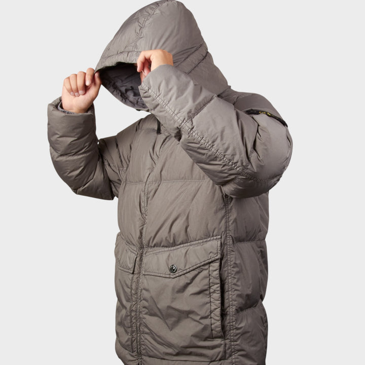 Model fra siden i ført Stone Island Garment Crinkle Reps  Dun Hooded Jakke I Grå