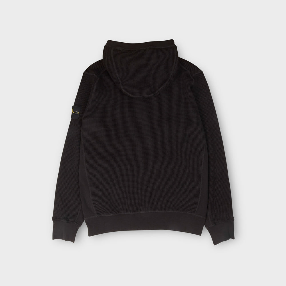Detalje af Stone Island Waffle Fleece Hoodie i black med klassisk kompaslogo.