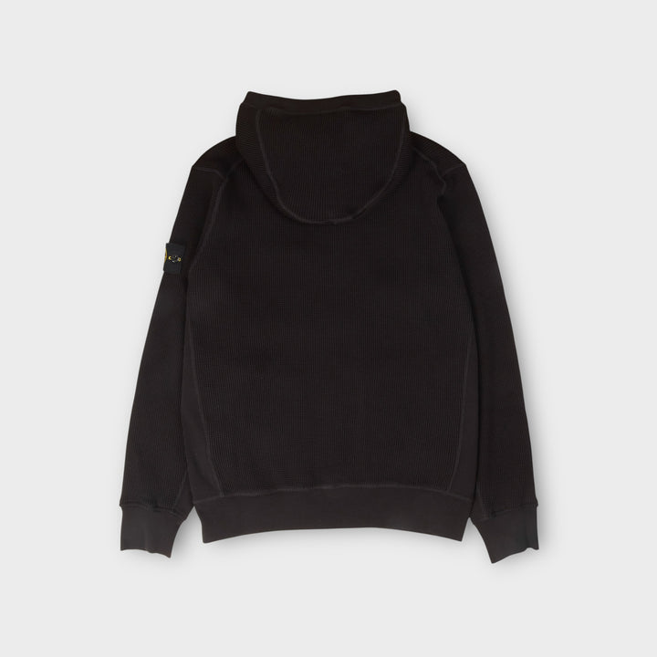 Detalje af Stone Island Waffle Fleece Hoodie i black med klassisk kompaslogo.
