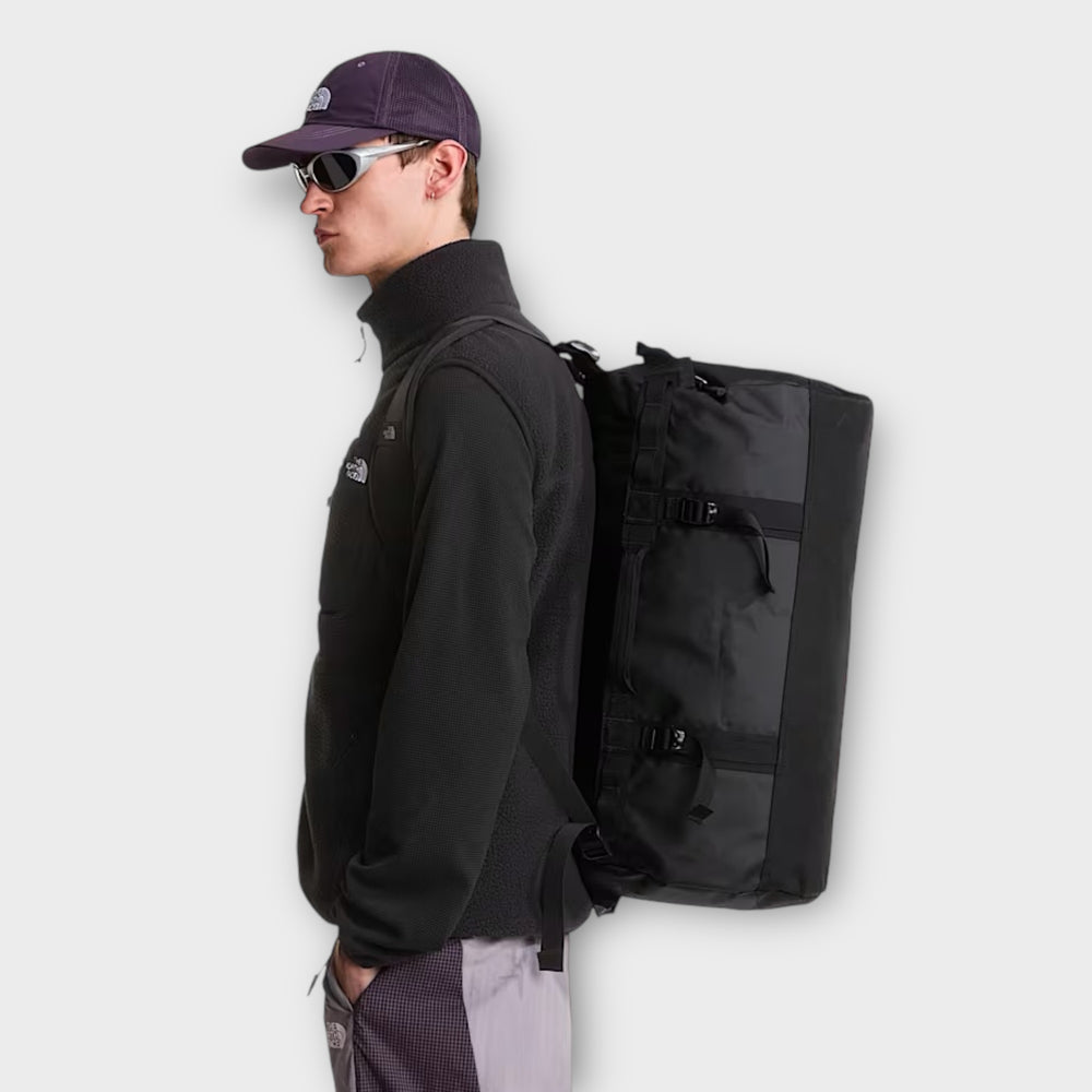 The North Face Base Camp Small 50L duffel bag i sort.