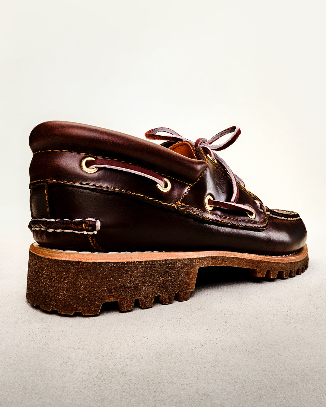 Studiebillede af Timberland 3-Eye Lug sejlersko i brun set bagfra