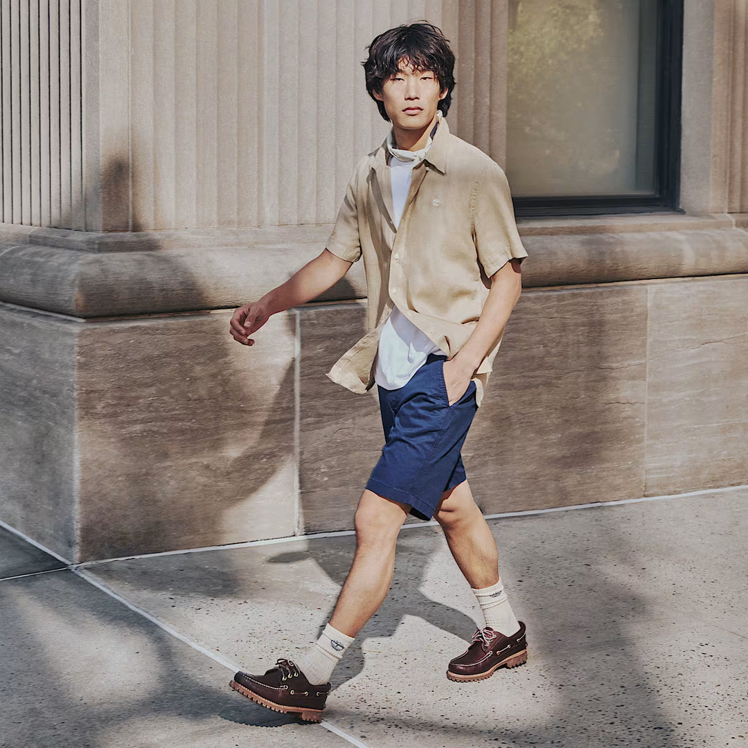 Model iført Timberland 3-Eye Lug sejlersko i brun i miljøbillede