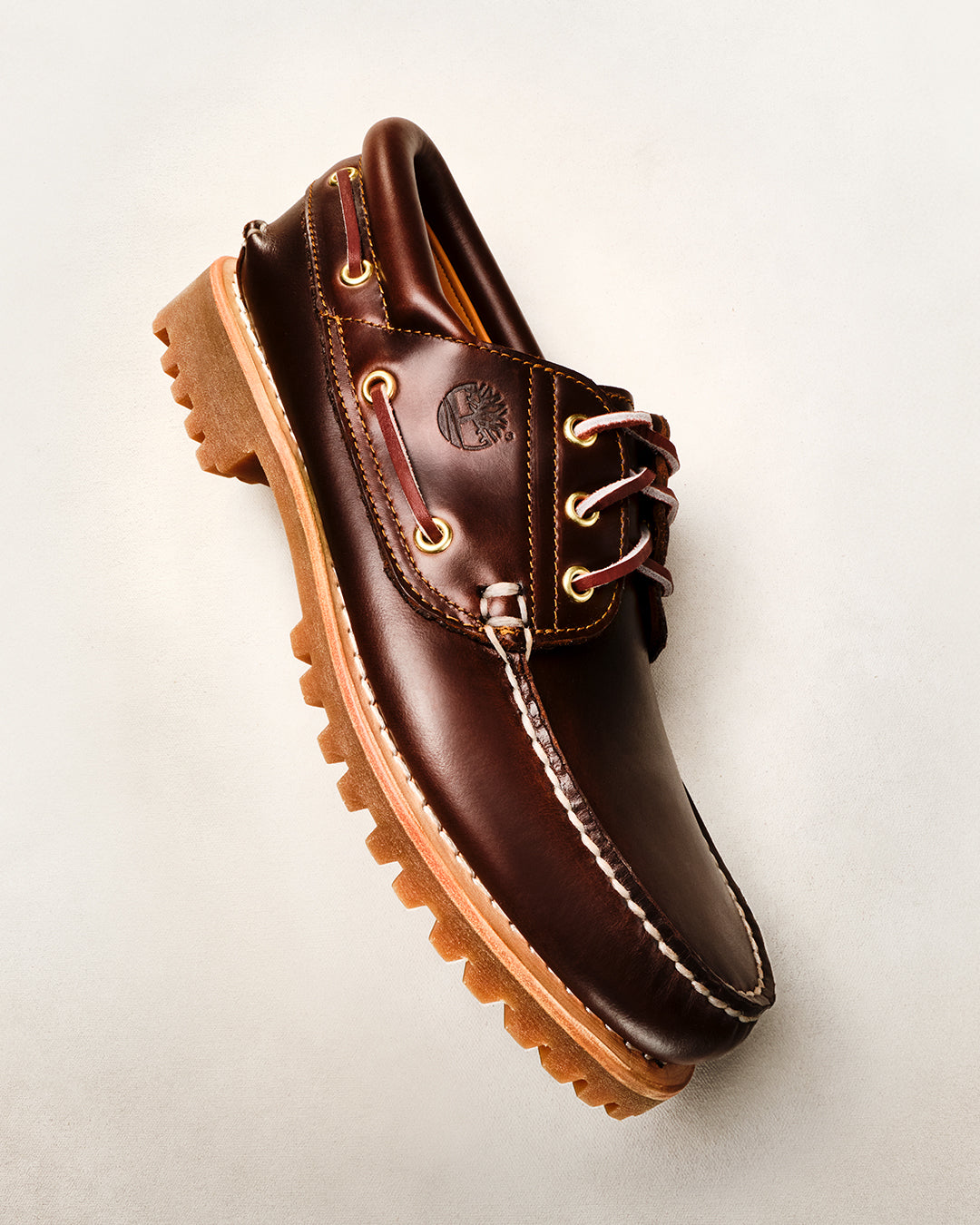 Studiebillede af Timberland 3-Eye Lug sejlersko i brun set fra siden