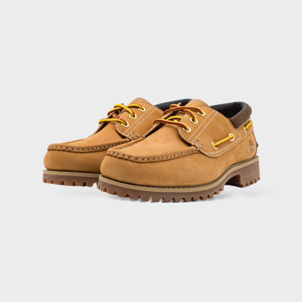 Nærbillede af Timberland Auth Boat Shoes i Wheat Nubuck med snørelukning og gummisål.