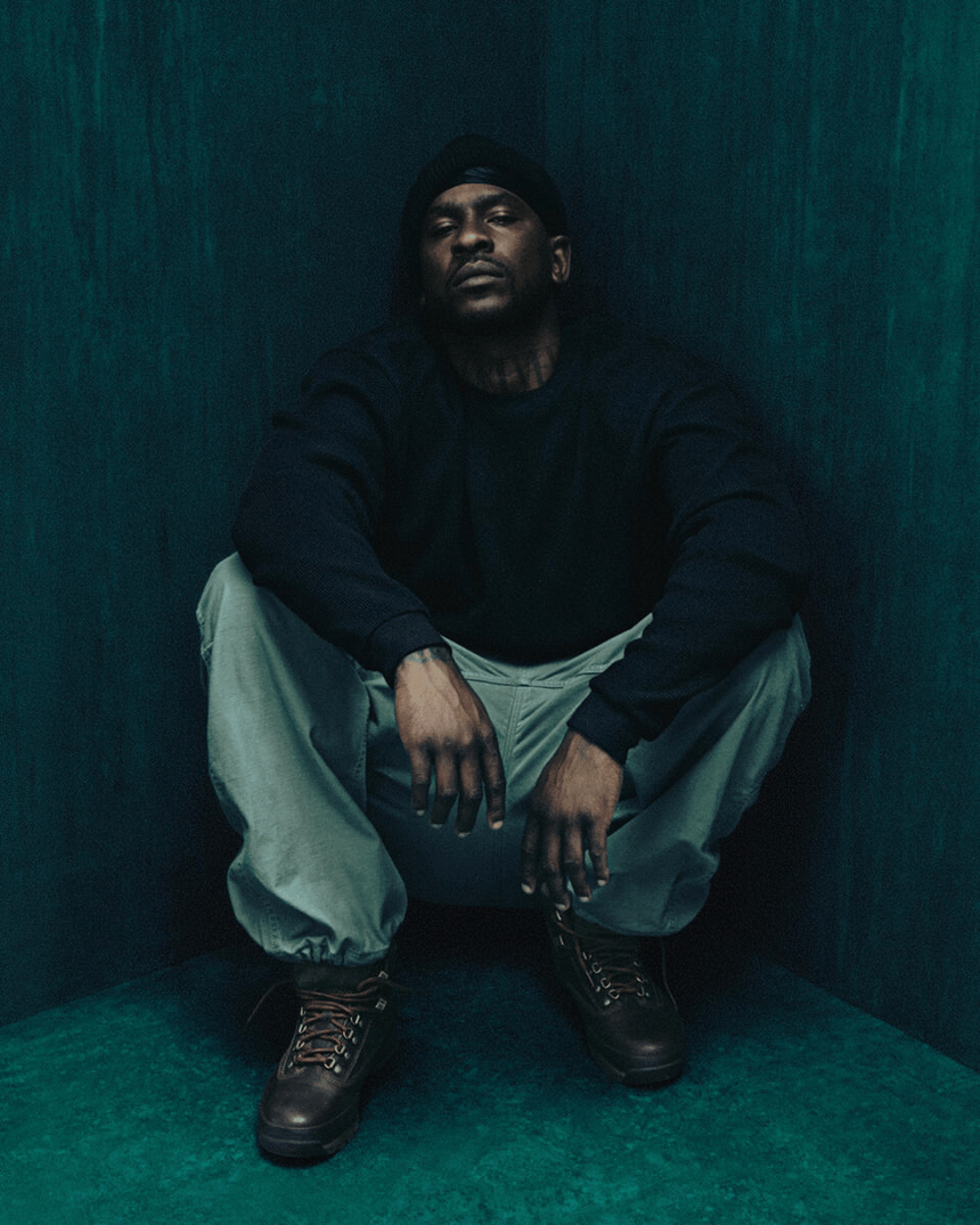 Skepta sidder iført Timberland Euro Hiker i brun
