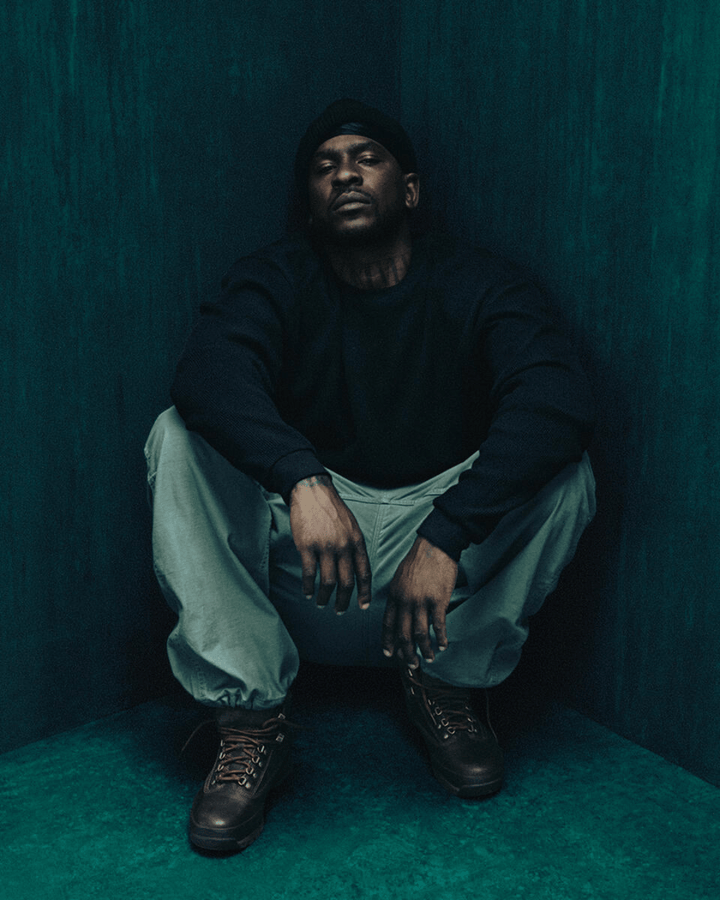 Skepta sidder iført Timberland Euro Hiker i brun