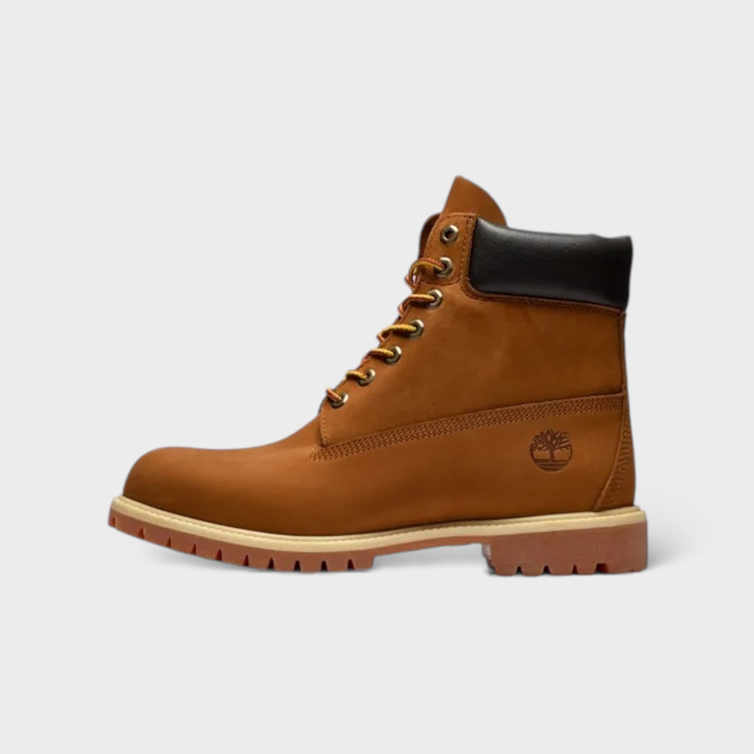 Timberland Prem 6 In Lace Waterproof Boot i Dark Wheat set fra siden med klassisk støvledesign og vandtæt læder.