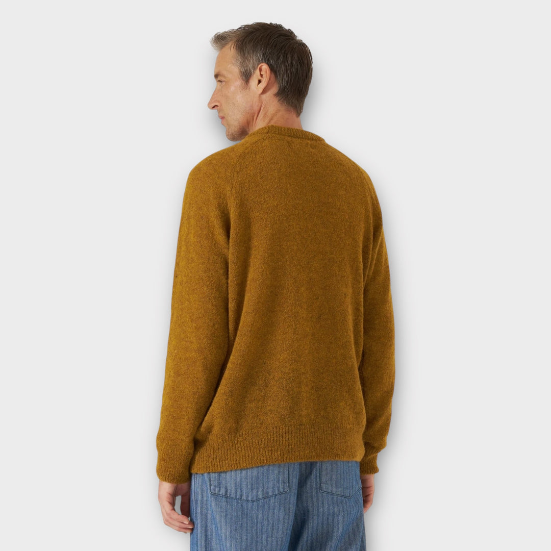 Universal Works Alpaca Strik Lyon Crew i Gold set bagfra