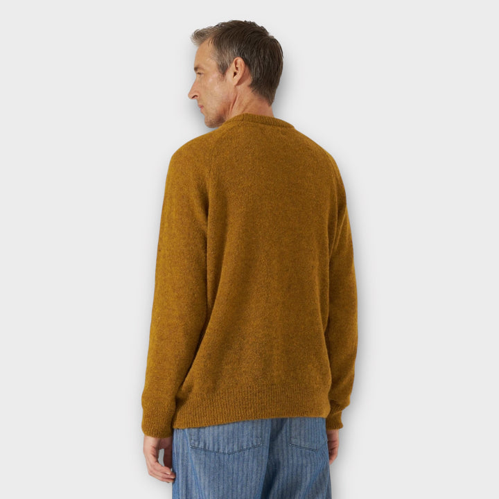 Universal Works Alpaca Strik Lyon Crew i Gold set bagfra