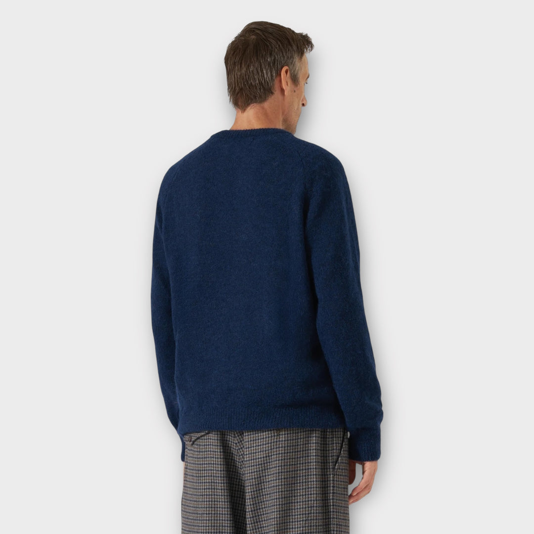 Universal Works Alpaca Strik Lyon Crew i Navy set bagfra