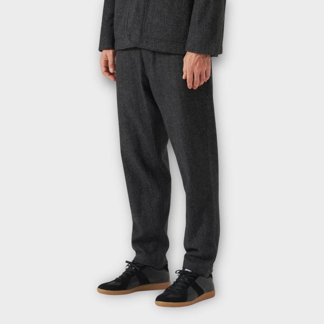 Universal Works Anders Wool Chino i Grå set forfra