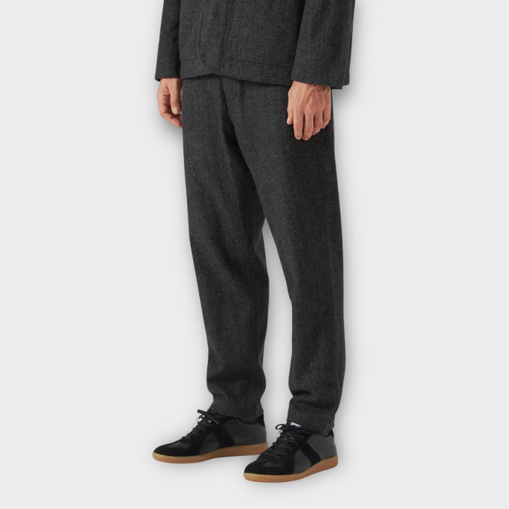 Universal Works Anders Wool Chino i Grå set forfra