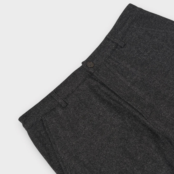 Universal Works Anders Chino i Grå med logo-detalje