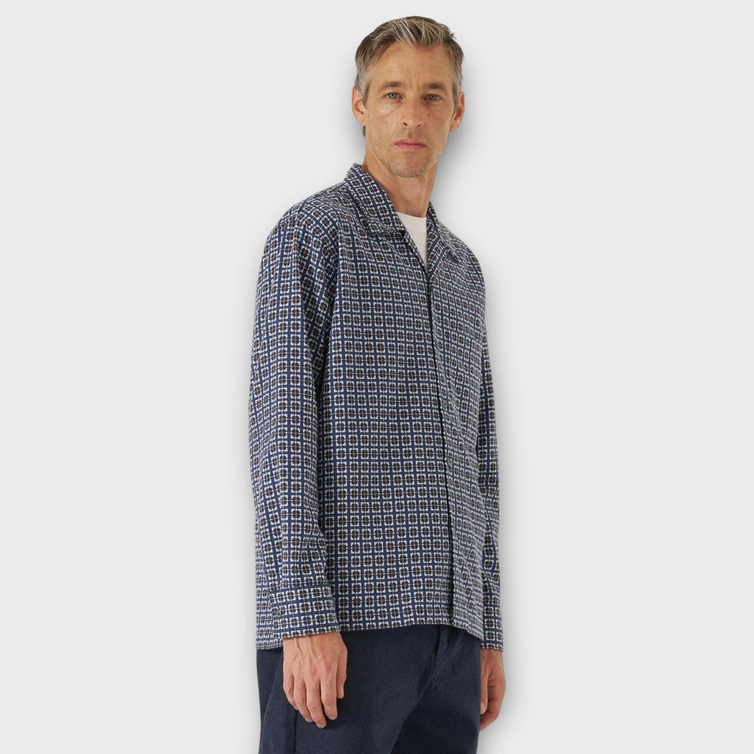 Universal Works Camp Skjorte i Navy set forfra