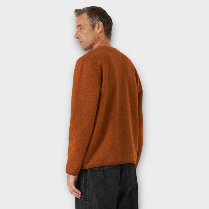 Universal Works Wool Fleece Cardigan i Rust set bagfra
