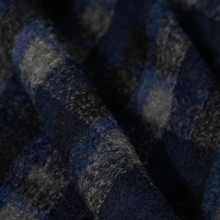 Universal Works Chandler Plaid Fatique skjorte stylet over hvid T-shirt