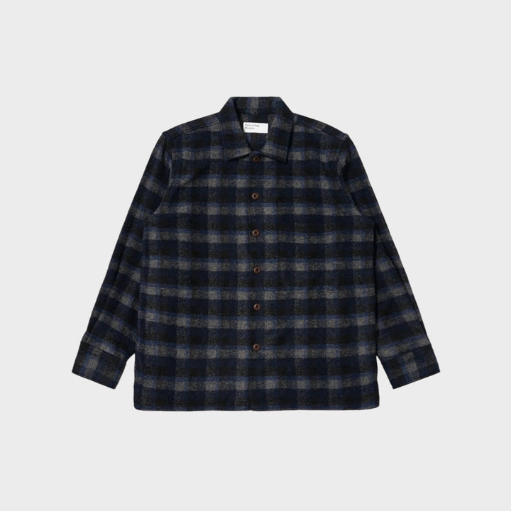 Universal Works Chandler Plaid Fatique skjorte i navy og sort set forfra