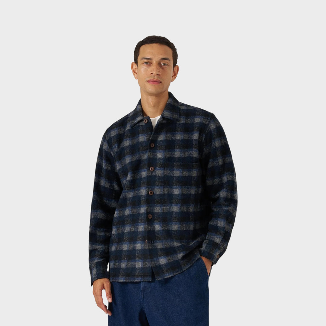 Universal Works Chandler Plaid Fatique skjorte vist på model fra Le Fix herre mænd