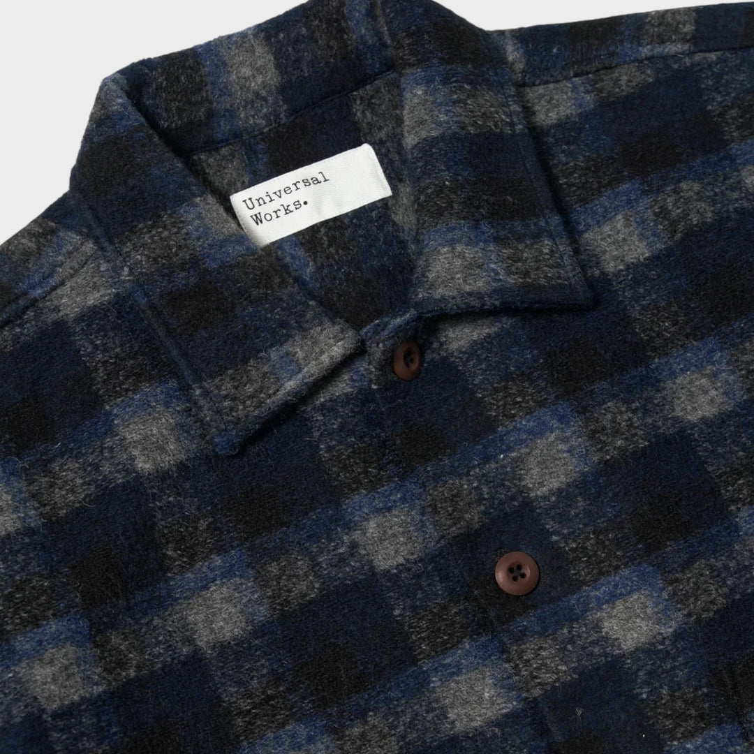 Detalje af brystlomme på Universal Works Chandler Plaid Fatique skjorte uld