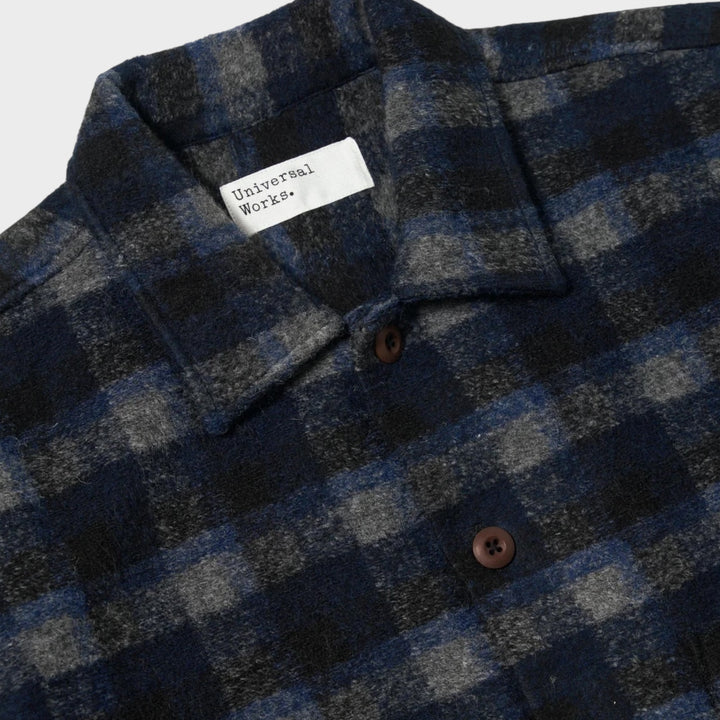 Detalje af brystlomme på Universal Works Chandler Plaid Fatique skjorte uld