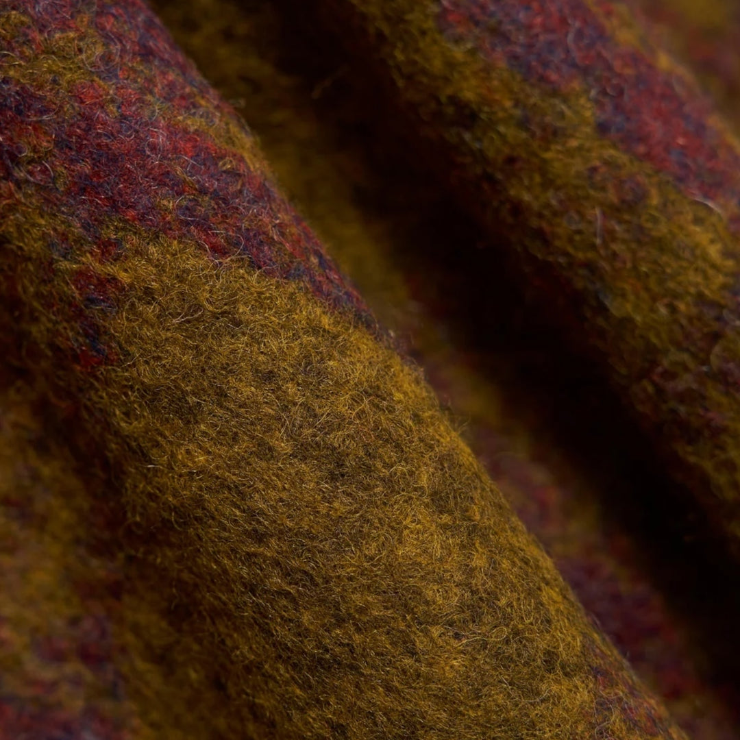 Universal Works Dam Check Fatique Shirt Gold på model fra Le Fix herre mænd overshirt