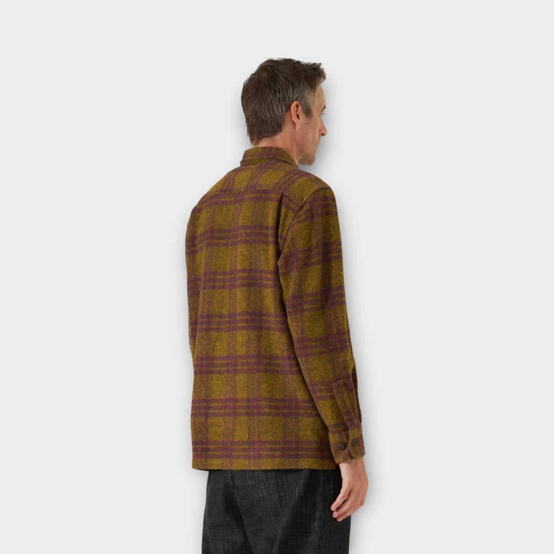 Universal Works Dam Check Fatique Shirt Gold detalje af brystlomme og knapper