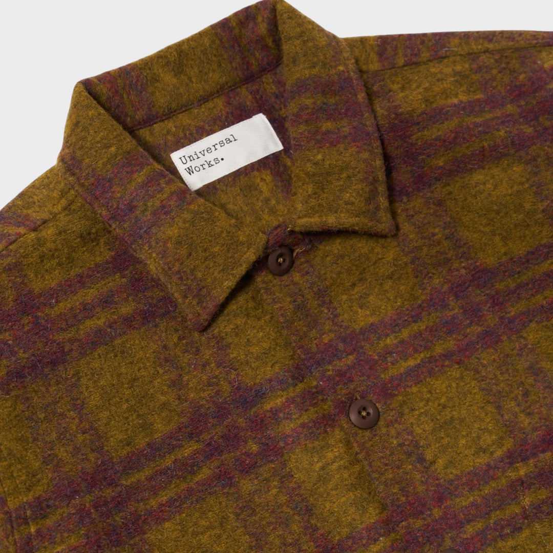 Universal Works Dam Check Fatique Shirt Gold med lige kant og afslappet stil relaxed fit normal pasform