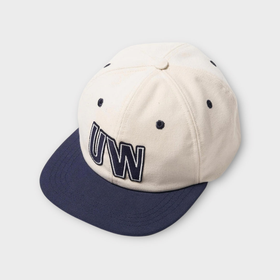 Universal Works kasket i Ecru/Navy set fra siden