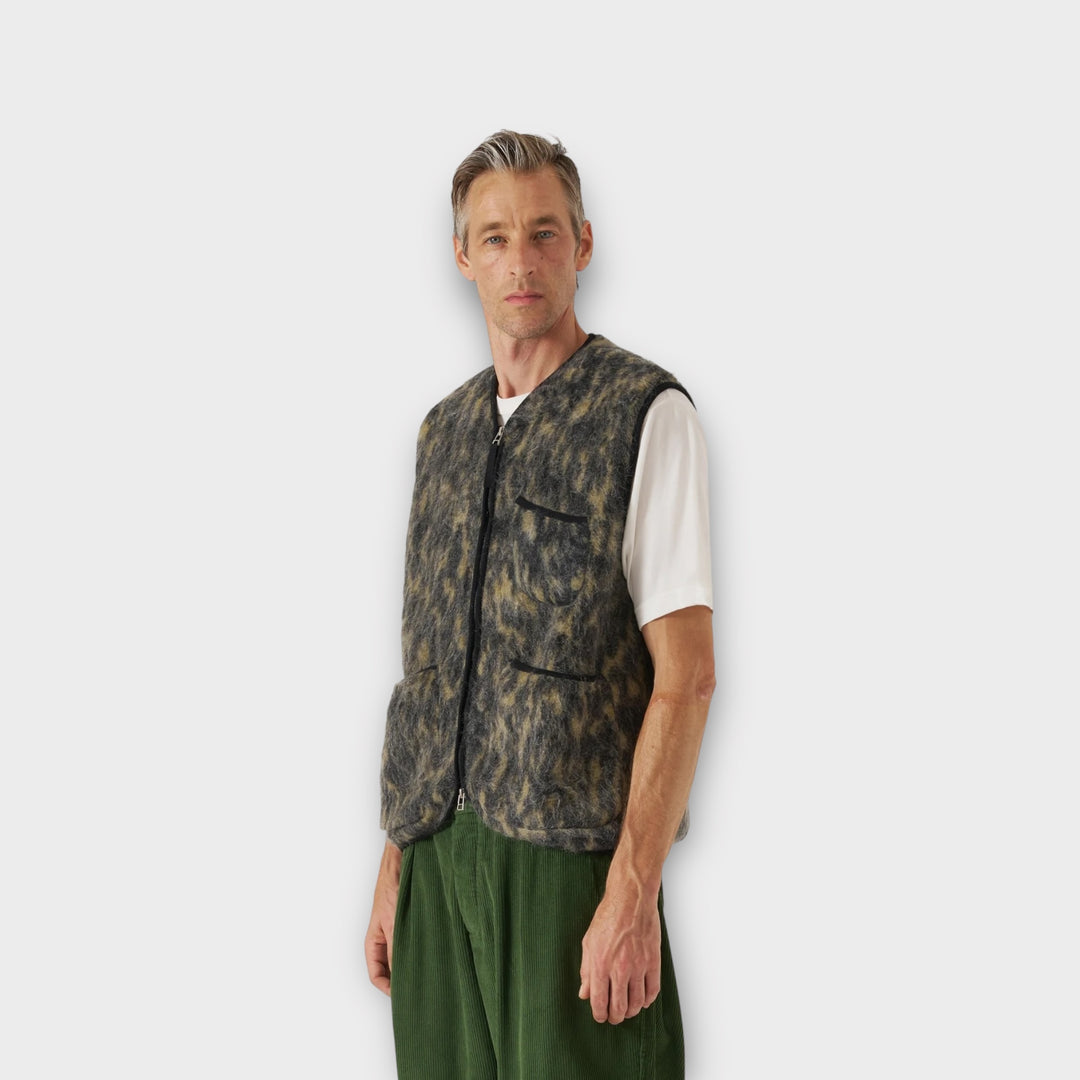 Grå fleecevest fra Universal Works med tovejslynlås