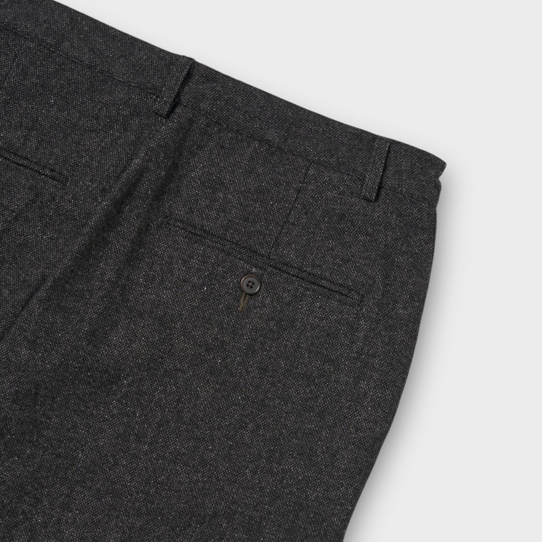 Universal Works Anders Wool Chino i Grå stylet med skjorte