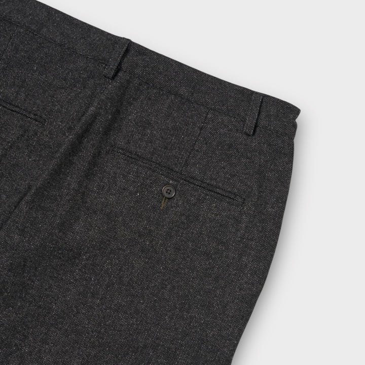 Universal Works Anders Wool Chino i Grå stylet med skjorte