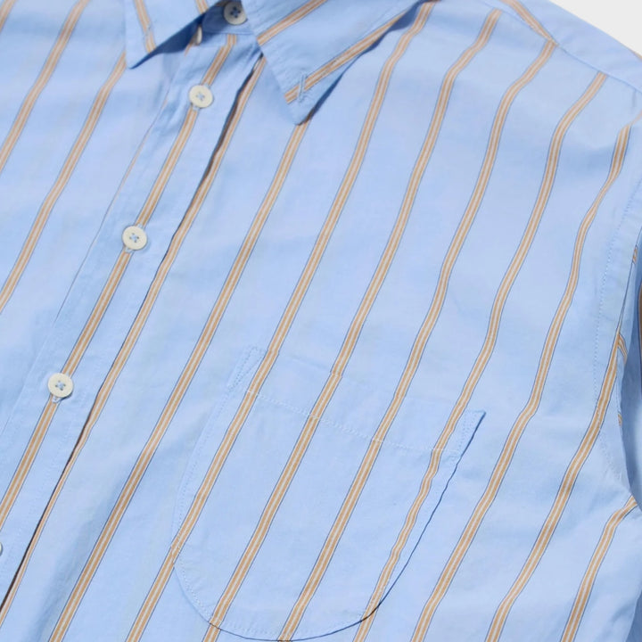 Universal Works Lazy Day Pop Stripe Four skjorte i blå til mænd hos Le Fix