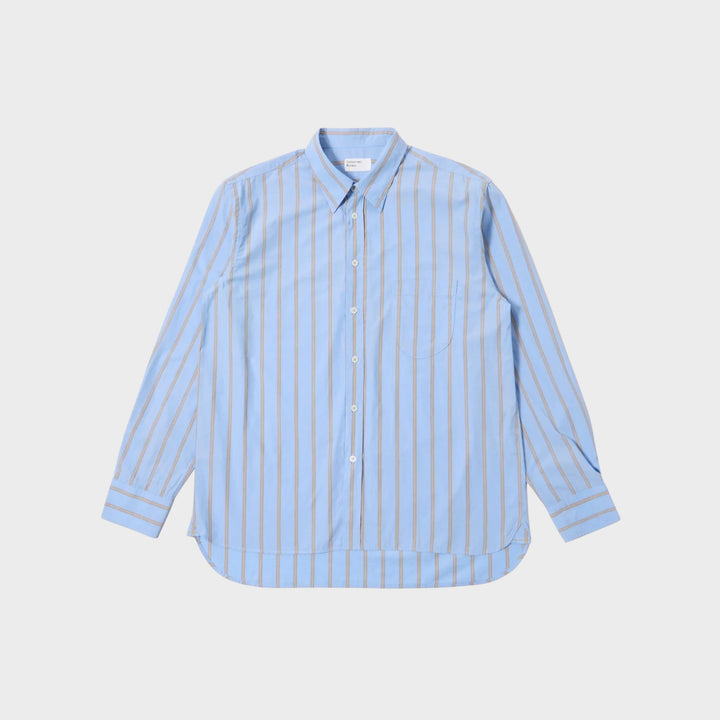 Universal Works Lazy Day Pop Stripe Four Skjorte i blå med afslappet pasform