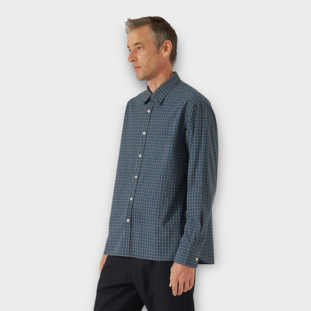 Universal Works Lazy Day Shirt i Blå set forfra