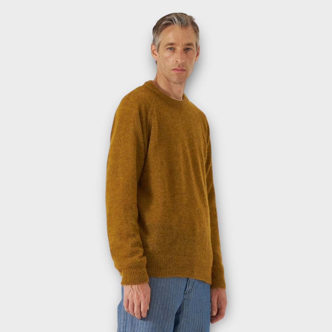 Universal Works Lyon Crew i Gold set forfra