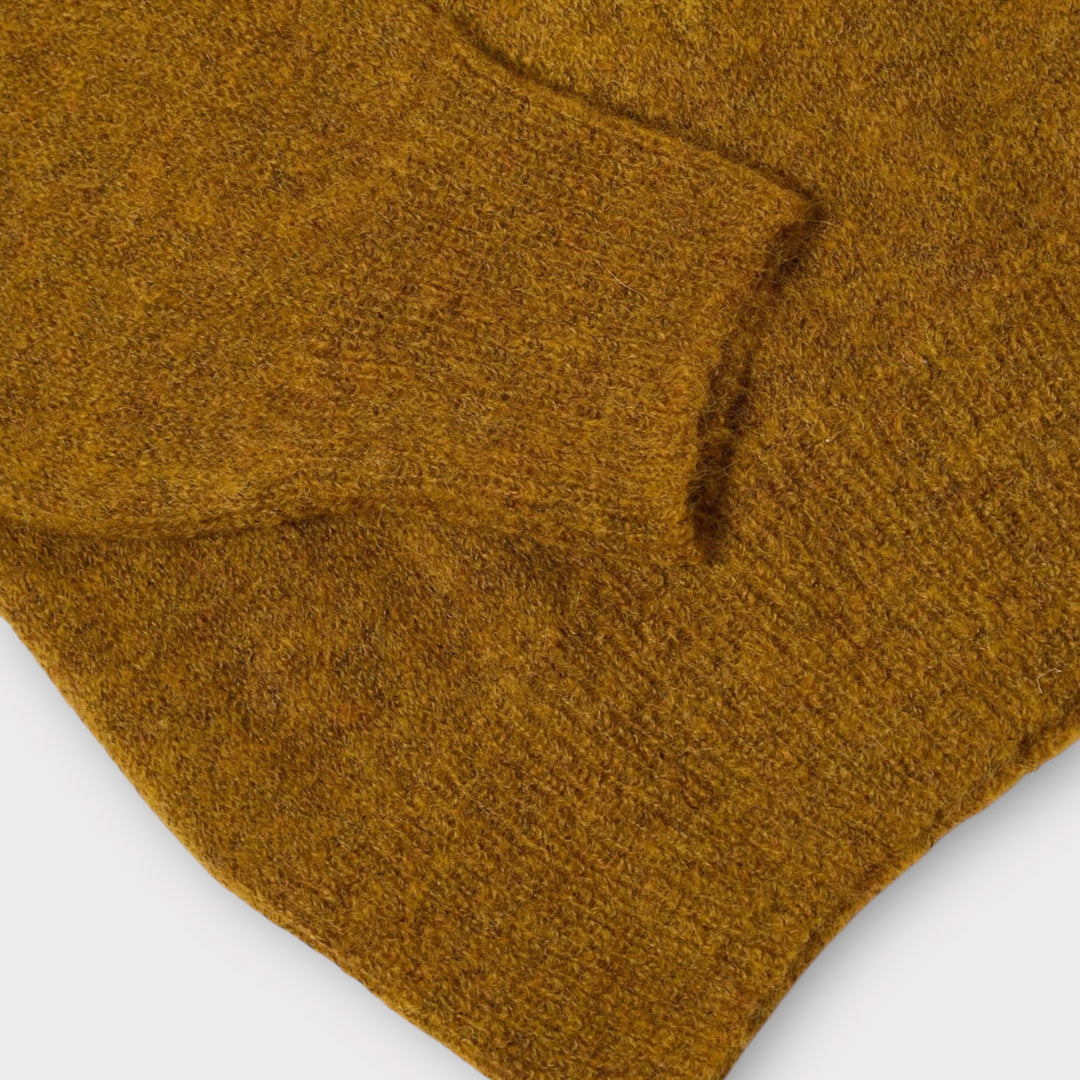 Universal Works Lyon Crew i Gold med ribdetaljer